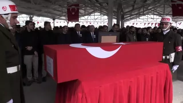 İdlib şehidi sözleşmeli er Enes Kaya son yolculuğuna uğurlandı İdlib şehidi sözleşmeli er Enes Kaya son yolculuğuna uğurlandı