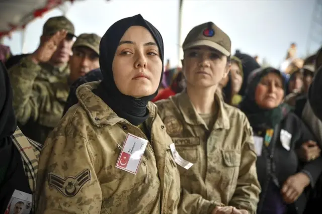 İdlib şehidi sözleşmeli er Enes Kaya son yolculuğuna uğurlandı İdlib şehidi sözleşmeli er Enes Kaya son yolculuğuna uğurlandı