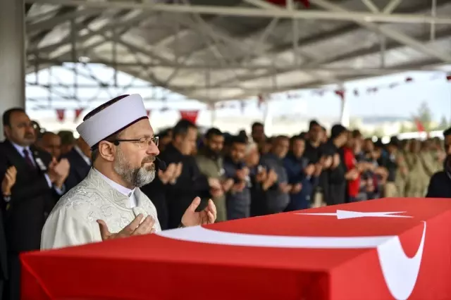 İdlib şehidi sözleşmeli er Enes Kaya son yolculuğuna uğurlandı İdlib şehidi sözleşmeli er Enes Kaya son yolculuğuna uğurlandı