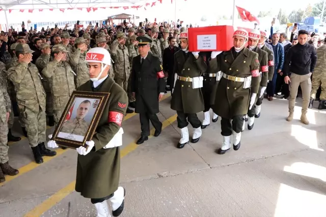 İdlib şehidi sözleşmeli er Enes Kaya son yolculuğuna uğurlandı İdlib şehidi sözleşmeli er Enes Kaya son yolculuğuna uğurlandı