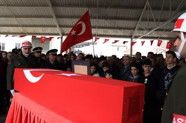 İdlib şehidi sözleşmeli er Enes Kaya son yolculuğuna uğurlandı İdlib şehidi sözleşmeli er Enes Kaya son yolculuğuna uğurlandı