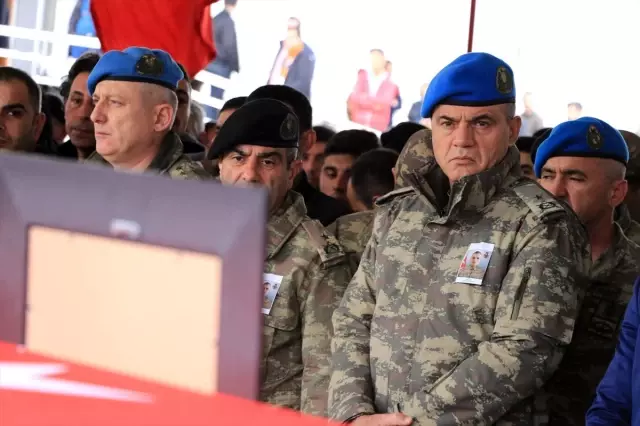 İdlib şehidi sözleşmeli er Enes Kaya son yolculuğuna uğurlandı İdlib şehidi sözleşmeli er Enes Kaya son yolculuğuna uğurlandı