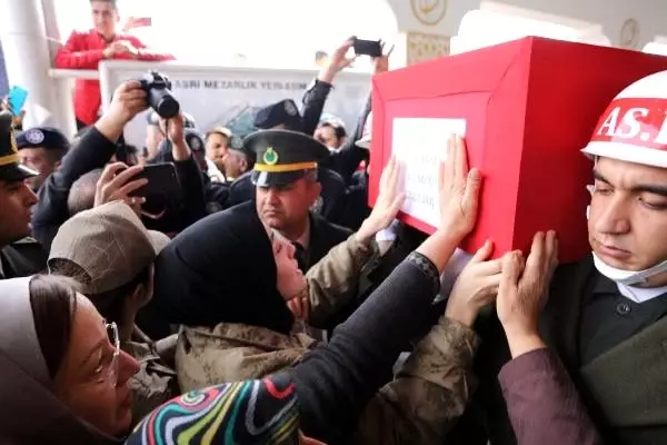 İdlib şehidi sözleşmeli er, Gaziantep'te toprağa verildi İdlib şehidi sözleşmeli er, Gaziantep'te toprağa verildi