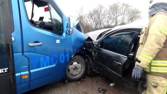İstanbul Sancaktepe'de minibüs ve otomobil kafa kafaya çarpıştı