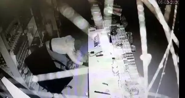 Kar maskeli soyguncu, marketten 10 bin liralık sigara çaldı Kar maskeli soyguncu, marketten 10 bin liralık sigara çaldı