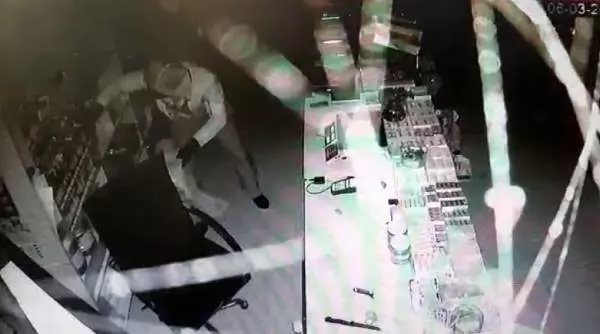 Kar maskeli soyguncu, marketten 10 bin liralık sigara çaldı Kar maskeli soyguncu, marketten 10 bin liralık sigara çaldı