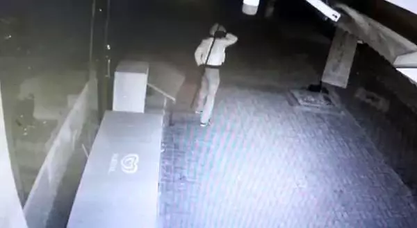 Kar maskeli soyguncu, marketten 10 bin liralık sigara çaldı Kar maskeli soyguncu, marketten 10 bin liralık sigara çaldı