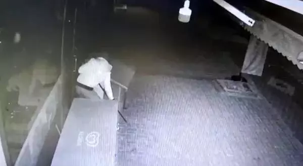 Kar maskeli soyguncu, marketten 10 bin liralık sigara çaldı Kar maskeli soyguncu, marketten 10 bin liralık sigara çaldı