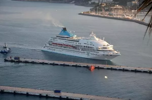 Kuşadası'na sezonun ilk kruvaziyer gemisi yanaştı Kuşadası'na sezonun ilk kruvaziyer gemisi yanaştı