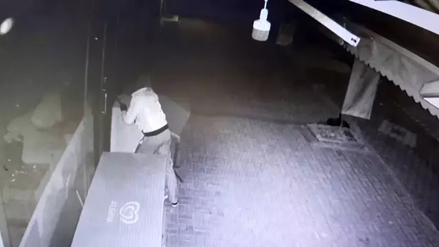 Maskeli hırsız marketi soyup kaçtı Maskeli hırsız marketi soyup kaçtı