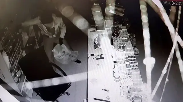 Maskeli hırsız marketi soyup kaçtı Maskeli hırsız marketi soyup kaçtı