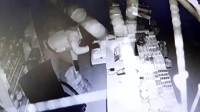 Maskeli hırsız marketi soyup kaçtı Maskeli hırsız marketi soyup kaçtı