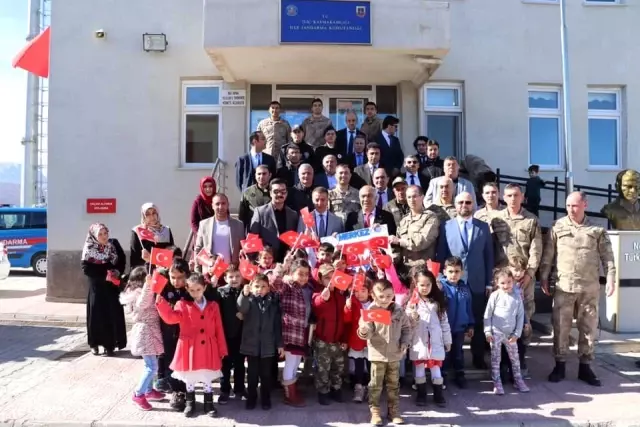 Minik öğrencilerden Mehmetçiğe destek ziyareti Minik öğrencilerden Mehmetçiğe destek ziyareti