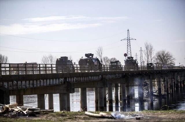 Özel harekat polisleri, Yunanistan'ın göçmenleri geri itmesini engellemek amacıyla sınırda nöbet tutuyor