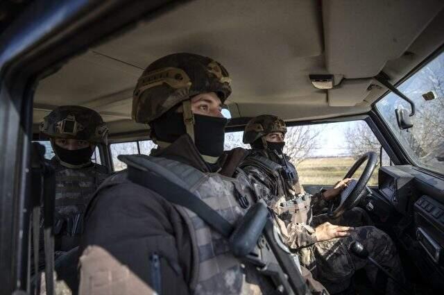 Özel harekat polisleri, Yunanistan'ın göçmenleri geri itmesini engellemek amacıyla sınırda nöbet tutuyor