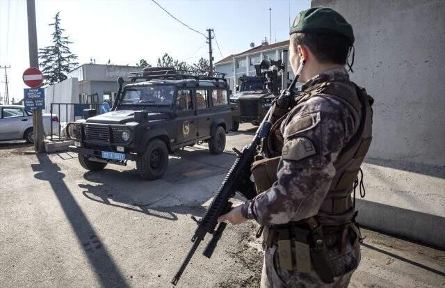 Özel harekat polisleri, Yunanistan'ın göçmenleri geri itmesini engellemek amacıyla sınırda nöbet tutuyor