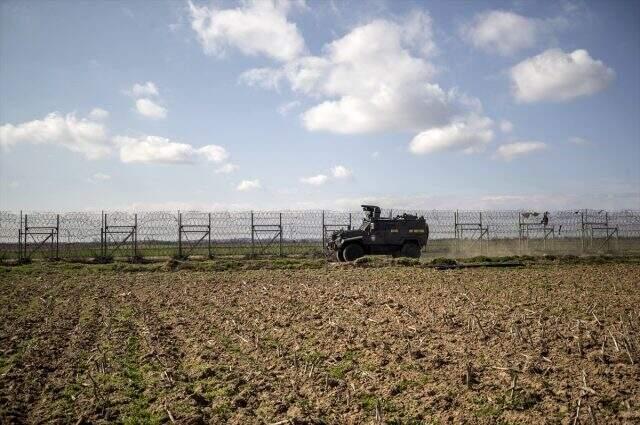 Özel harekat polisleri, Yunanistan'ın göçmenleri geri itmesini engellemek amacıyla sınırda nöbet tutuyor