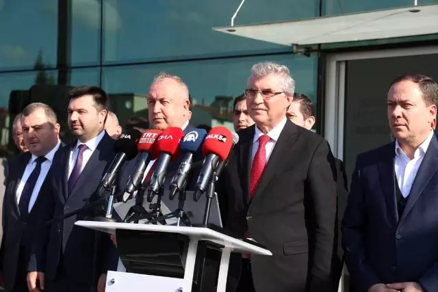 Sakarya Büyükşehir Belediye Başkanı Ekrem Yüce, Milletvekili Özkoç'u kınadı Sakarya Büyükşehir Belediye Başkanı Ekrem Yüce, Milletvekili Özkoç'u kınadı