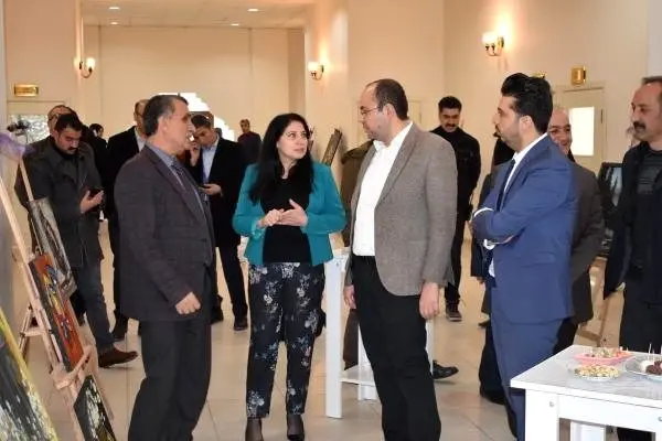 Şiddet gören kadınlar anısına resim sergisi açtı Şiddet gören kadınlar anısına resim sergisi açtı