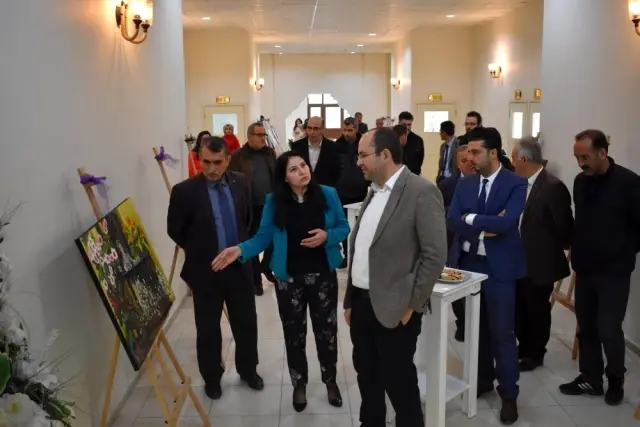 Şiddet gören kadınlar anısına resim sergisi açtı Şiddet gören kadınlar anısına resim sergisi açtı