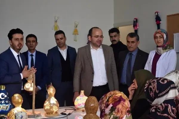 Şiddet gören kadınlar anısına resim sergisi açtı Şiddet gören kadınlar anısına resim sergisi açtı