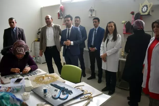 Şiddet gören kadınlar anısına resim sergisi açtı Şiddet gören kadınlar anısına resim sergisi açtı
