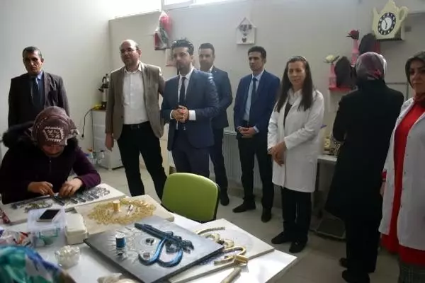 Şiddet gören kadınlar anısına resim sergisi açtı Şiddet gören kadınlar anısına resim sergisi açtı