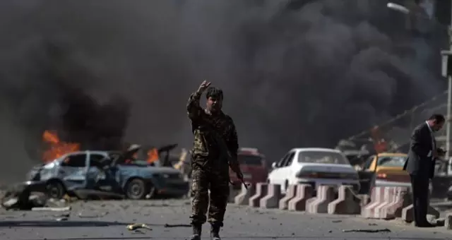 Son dakika: Afganistan'da siyasi liderlerin de katıldığı törene bombalı saldırı düzenlendi.