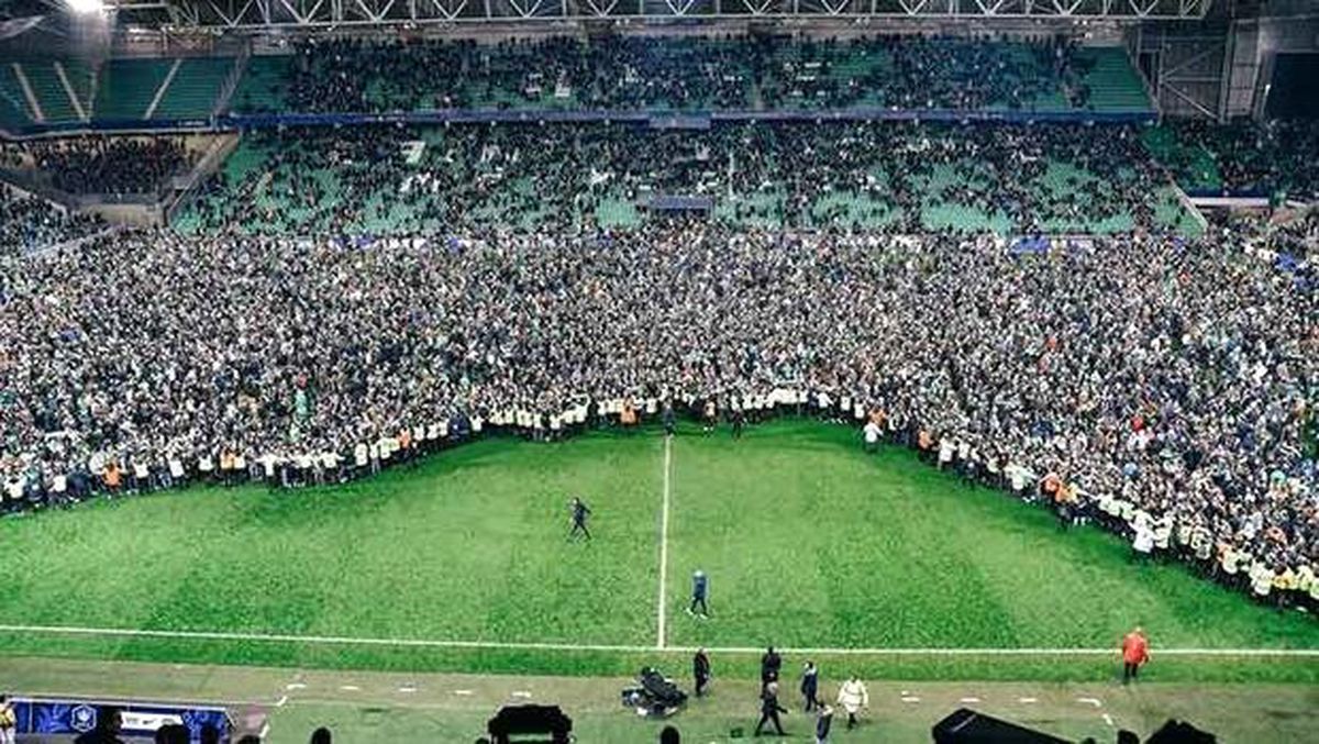 Saint-Etienne'in 38 yıl sonra finale yükselmesini, taraftarı sahaya inerek kutladı