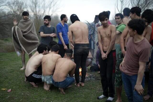 Yunan askerler yakaladıkları göçmenleri yarı çıplak soyarak geri gönderdi.