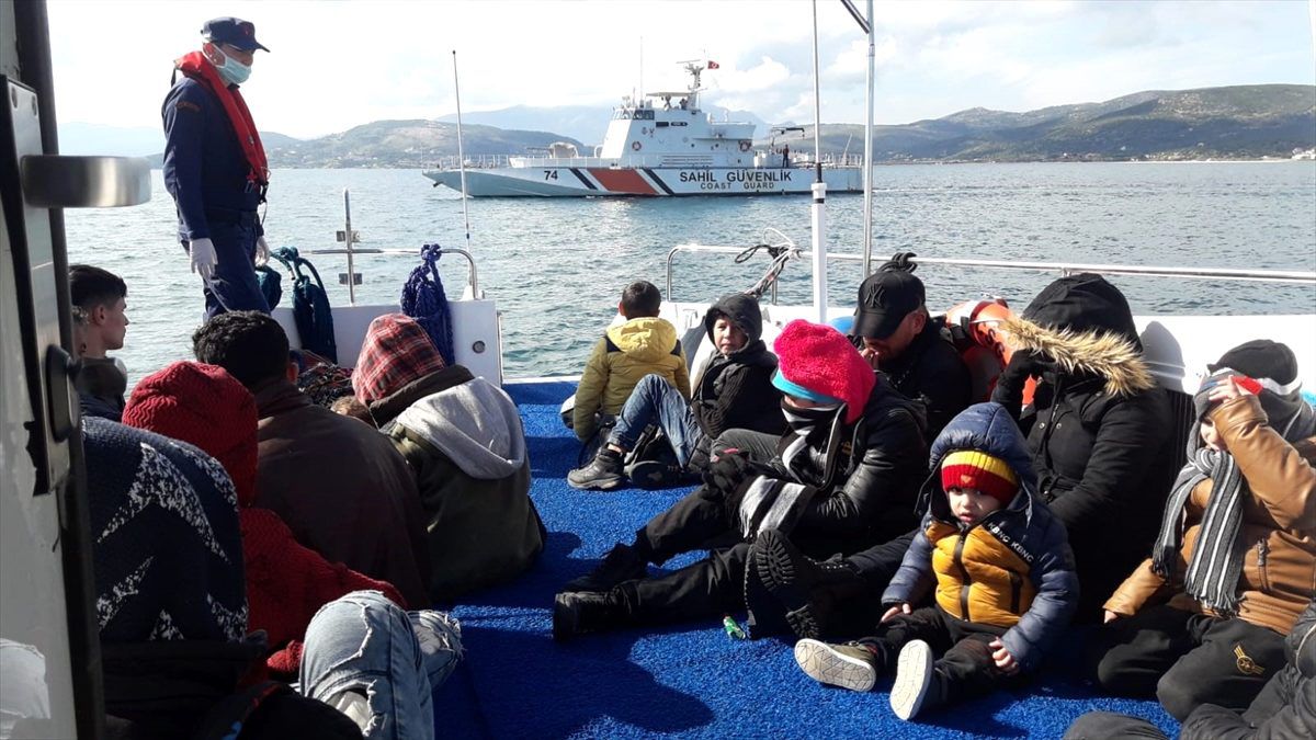 Yunanlıların Bayrak Adası'na bıraktığı sığınmacılar Sahil Güvenlik ekipleri tarafından kurtarıldı
