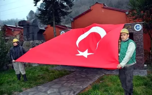 Zonguldak'ta, grizuda ölen 103 madenci anıldı Zonguldak'ta, grizuda ölen 103 madenci anıldı