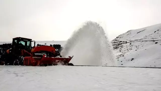 Ardahan'da kar ve tipiden 4 aydır kapalı olan yol için çalışmalar başladı