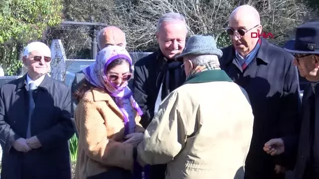 Çetin emeç mezarı başında anıldı Çetin emeç mezarı başında anıldı