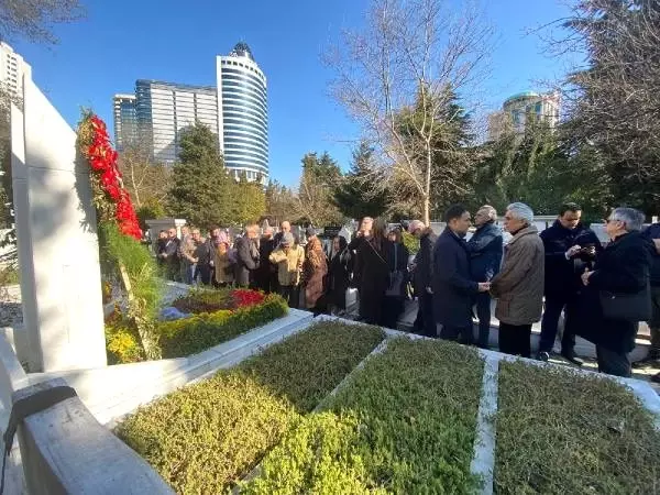 Çetin Emeç mezarı başında anıldı Çetin Emeç mezarı başında anıldı