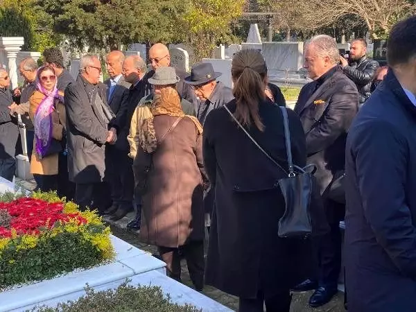 Çetin Emeç mezarı başında anıldı Çetin Emeç mezarı başında anıldı