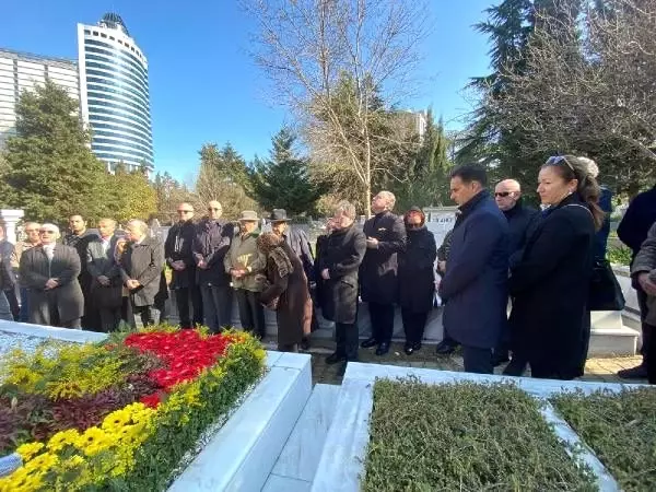 Çetin Emeç mezarı başında anıldı Çetin Emeç mezarı başında anıldı