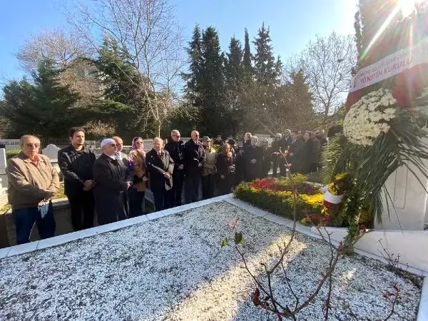 Çetin Emeç mezarı başında anıldı Çetin Emeç mezarı başında anıldı