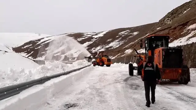 Çığ tehlikesi nedeniyle kapalı olan Ardahan-Ardanuç yolu ulaşıma açılıyor Çığ tehlikesi nedeniyle kapalı olan Ardahan-Ardanuç yolu ulaşıma açılıyor