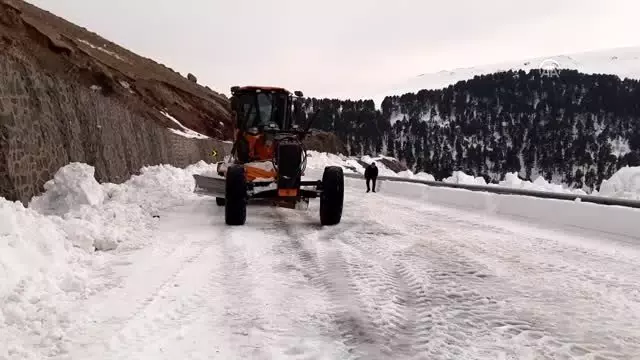 Çığ tehlikesi nedeniyle kapalı olan Ardahan-Ardanuç yolu ulaşıma açılıyor Çığ tehlikesi nedeniyle kapalı olan Ardahan-Ardanuç yolu ulaşıma açılıyor