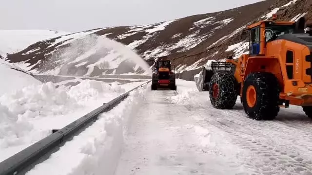 Çığ tehlikesi nedeniyle kapalı olan Ardahan-Ardanuç yolu ulaşıma açılıyor Çığ tehlikesi nedeniyle kapalı olan Ardahan-Ardanuç yolu ulaşıma açılıyor