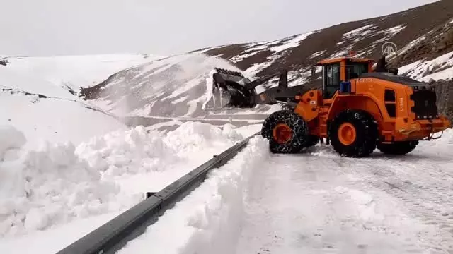 Çığ tehlikesi nedeniyle kapalı olan Ardahan-Ardanuç yolu ulaşıma açılıyor Çığ tehlikesi nedeniyle kapalı olan Ardahan-Ardanuç yolu ulaşıma açılıyor