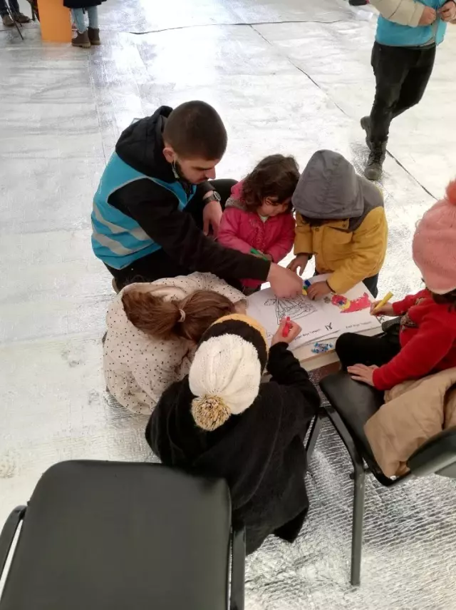 Göçmen çocukların yüzünü Bahçeli güldürdü Göçmen çocukların yüzünü Bahçeli güldürdü