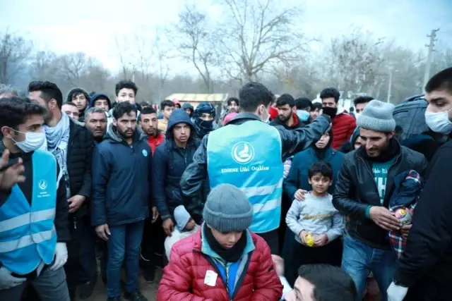 Göçmen çocukların yüzünü Bahçeli güldürdü Göçmen çocukların yüzünü Bahçeli güldürdü