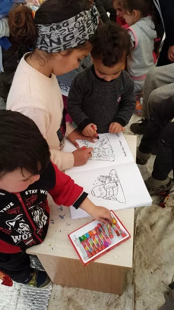 Göçmen çocukların yüzünü Bahçeli güldürdü Göçmen çocukların yüzünü Bahçeli güldürdü