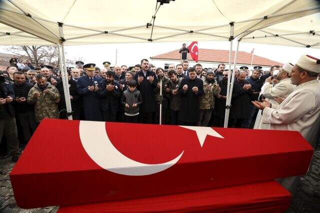 İdlib şehidi Hüseyin Özdemir'in babası, ayakkabısı çamurlu olduğu için makam aracına binmemiş