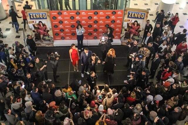 İlk filmi olan Zengo'nun halk galasına katılan Yasemin Sakallıoğlu'nun makyajlı halini görenler tanıyamadı