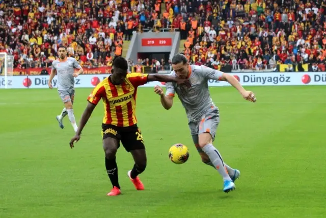 İlk yarı Başakşehir'in üstünlüğüyle bitti İlk yarı Başakşehir'in üstünlüğüyle bitti