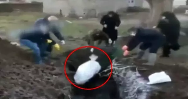 İran'da koronavirüs sebebiyle ölenlerin yaka paça gömüldüğü anların videosu ortaya çıktı