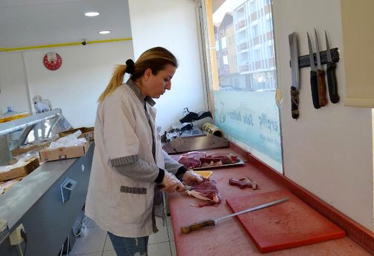 Muhasebeci Derya, baba mesleği kasaplığa döndü